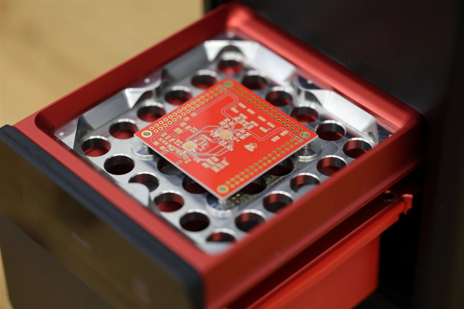 位于 PewCB 托盘中的 PCB，展示精细走线和焊盘