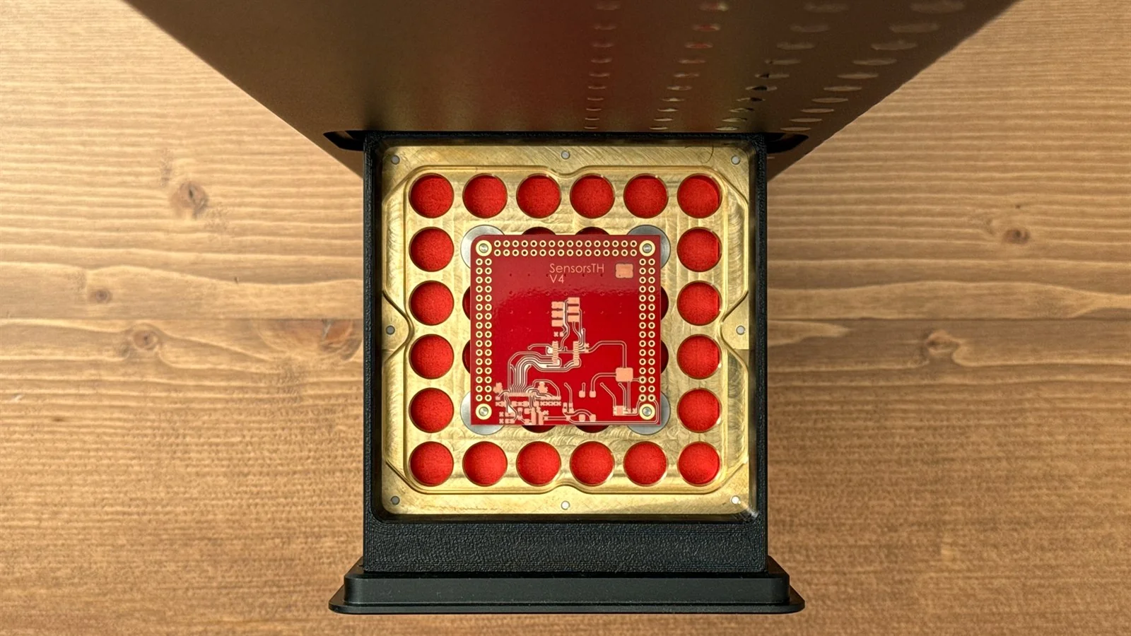 PewCB 托盘中加工完成的 PCB 正面