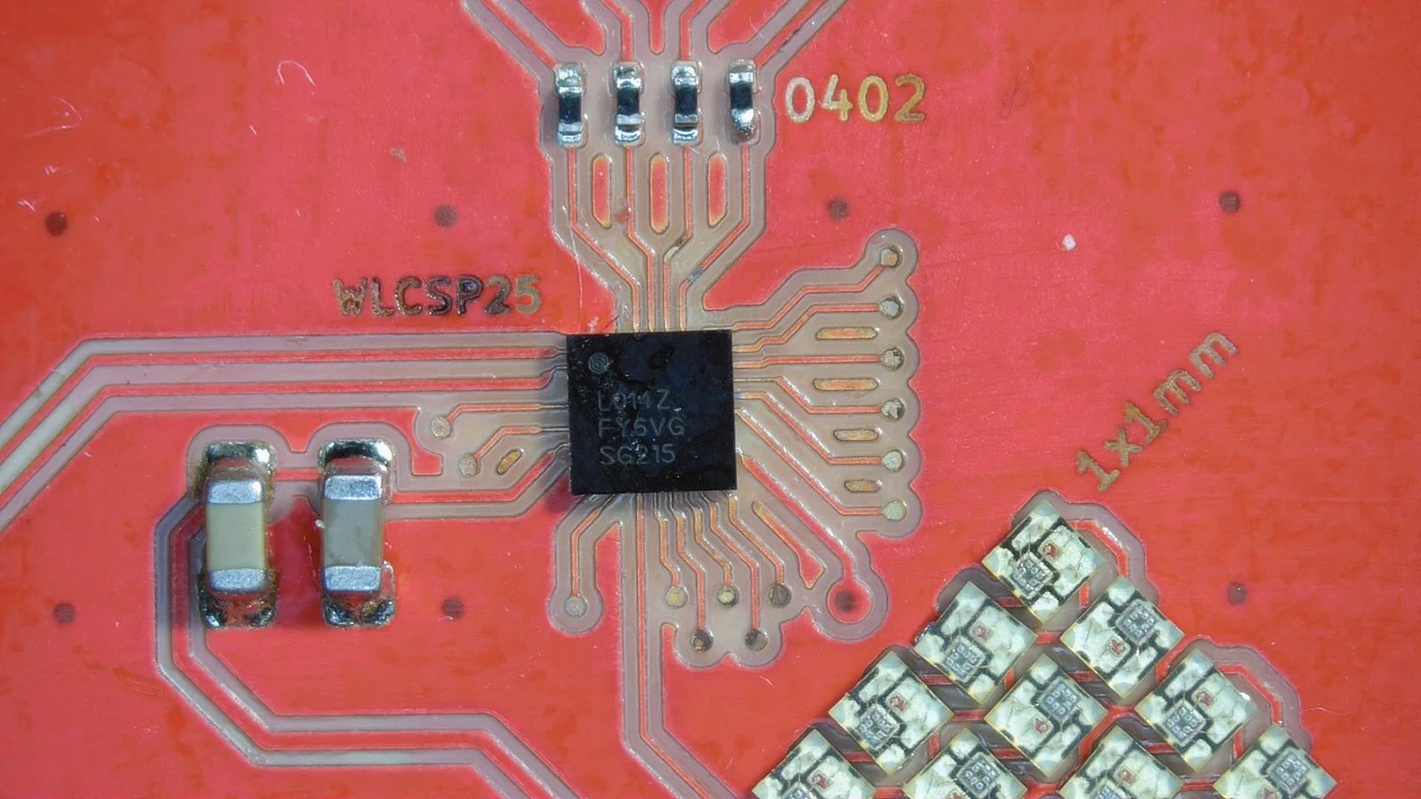 组装完成的 WLCSP25 BGA 和 1 × 1 mm 可寻址 LED 阵列